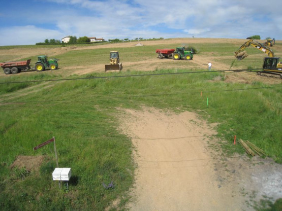 ARRACHAGE-TERRASSEMENT FUTUR CUVAGE-NOUVELLES VIGNES MAI JUIN 2014